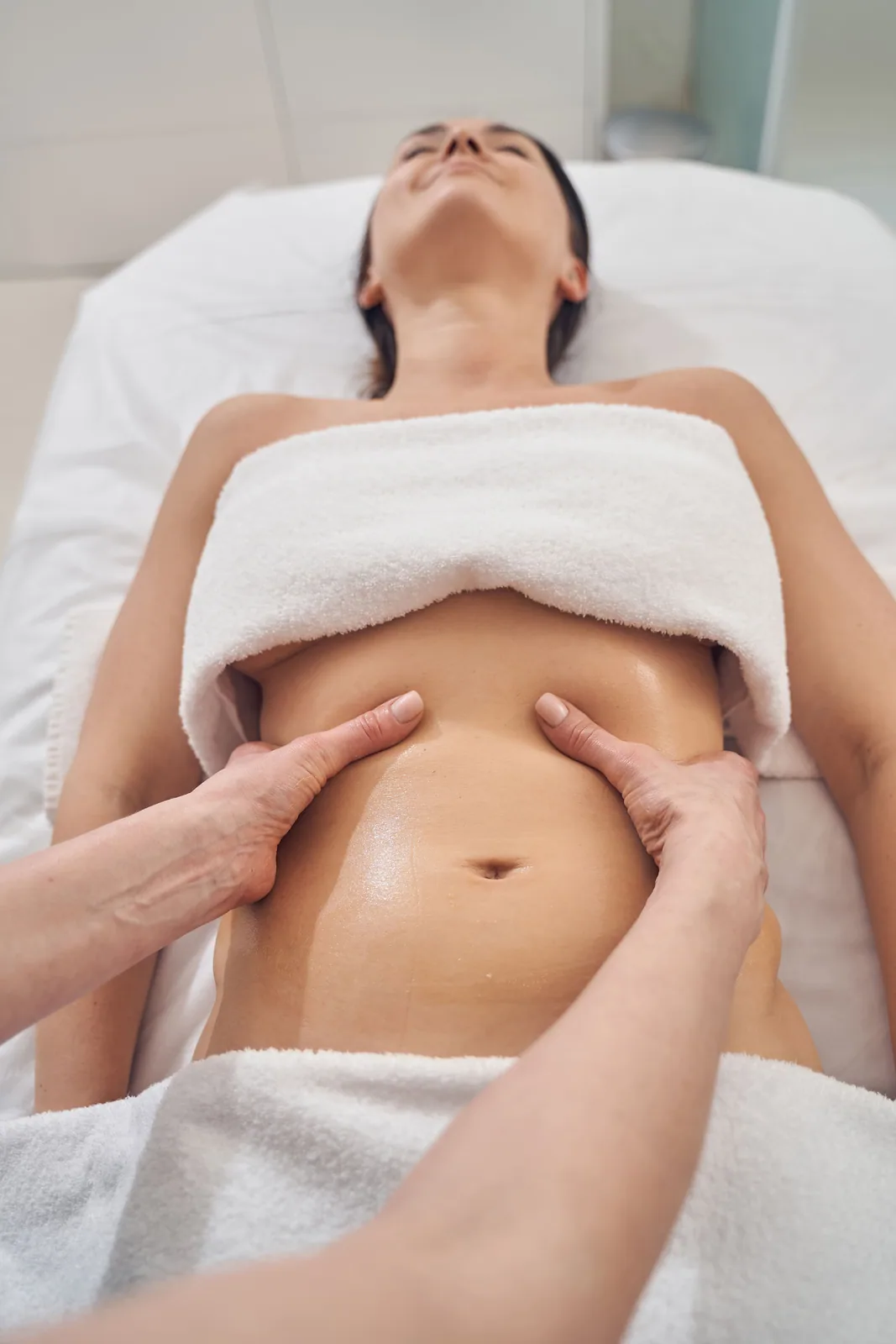 Rustige buikmassage in de salon