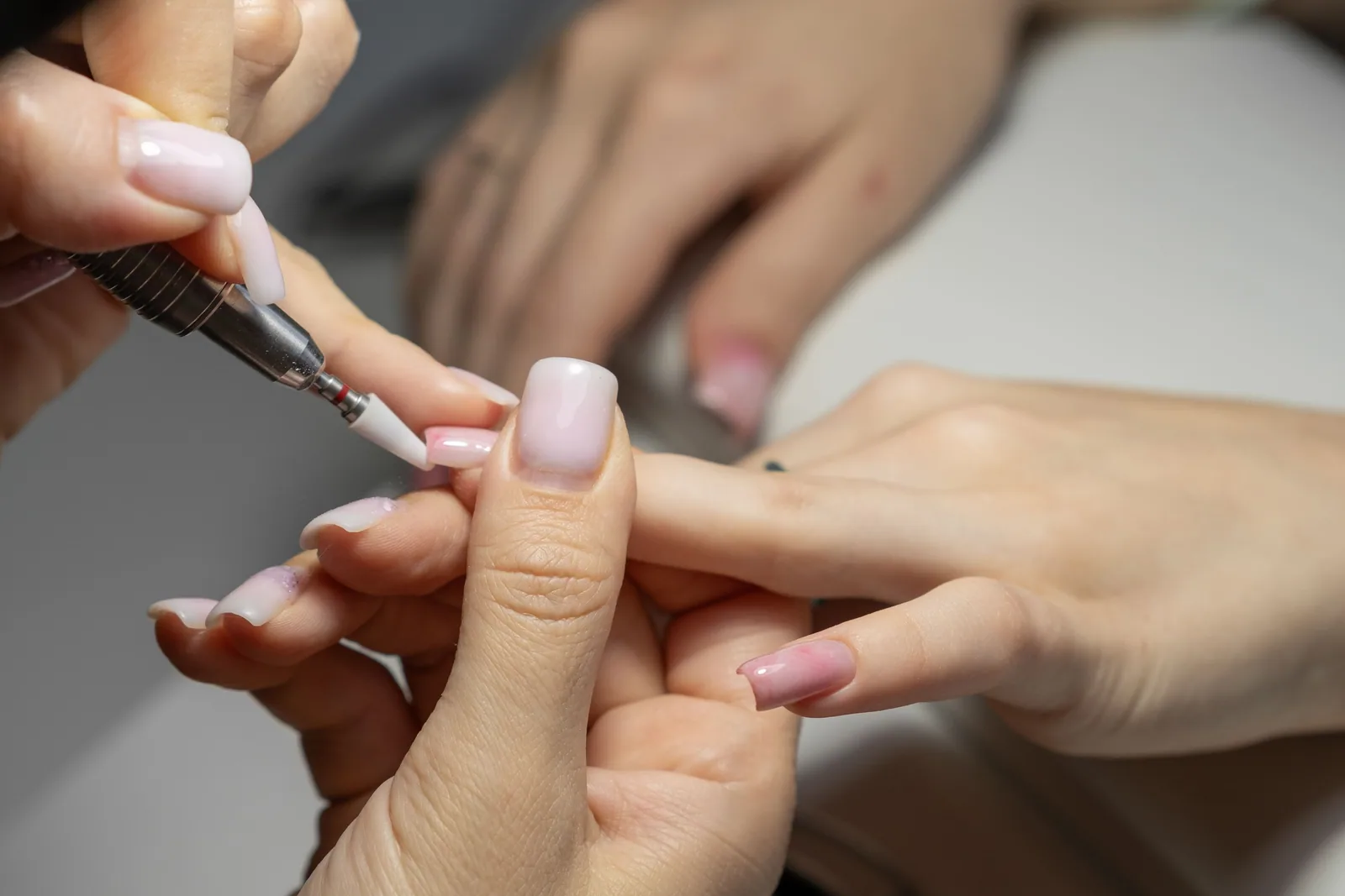 Close-up van handen tijdens een manicure