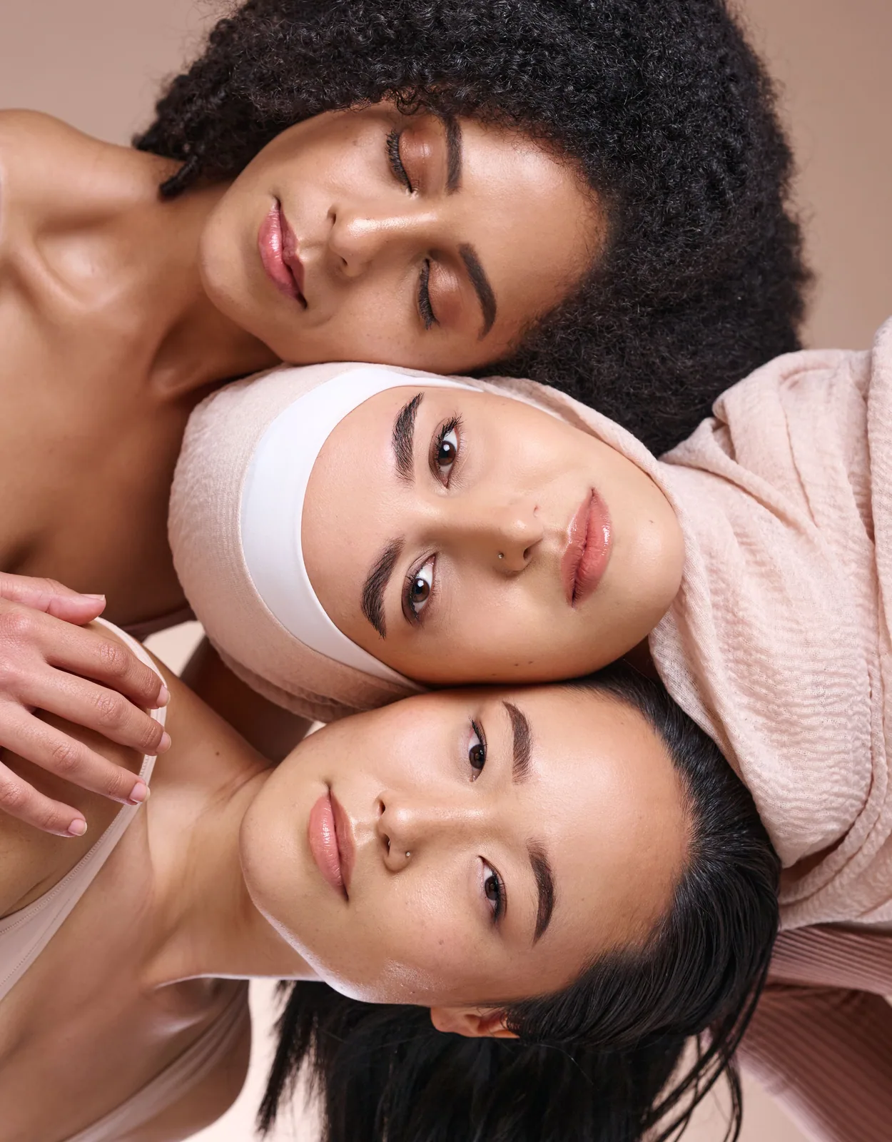 Vrouw ontspant tijdens een gezichtsbehandeling in de warme salon van Dallas Beauty Center in Soest